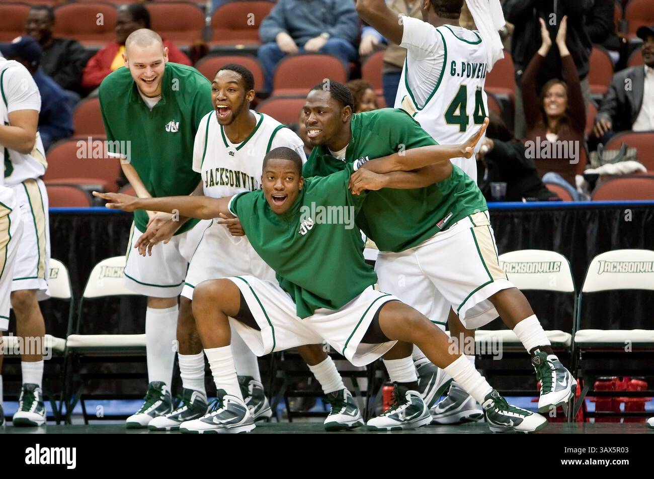 25 février 2010 : le banc de Jacksonville célèbre lors de la conférence Atlantic Sun Conference entre les dauphins de Jacksonville et les chameaux de Campbell au Veterans Memorial Arena à Jacksonville, en Floride. Jacksonville a battu Campbell 65-52.(image crédit : © Gray Quetti/Cal Sport Media/ZUMApress.com) Banque D'Images