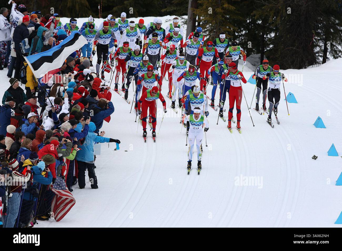28 février 2010 - Whistler, BC, Canada - WHISTLER, BC : FÉVRIER 28, 2010 -- les compétiteurs prennent part au départ collectif masculin de 50 km au parc olympique de Whistler , à Whistler, en Colombie-Britannique, pendant les Jeux olympiques de 2010, le dimanche 28 février 2010. Le norvégien Petter Northug remporte la médaille d'or. (Peter J. Thompson / Canwest News Service) CNS-OLY-XCanada (image crédit : © CanWest/ZUMApress.com) Banque D'Images