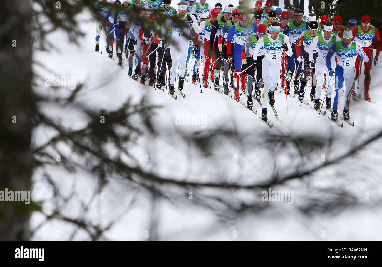 28 février 2010 - Whistler, BC, Canada - WHISTLER, BC : FÉVRIER 28, 2010 -- les compétiteurs débutent le départ collectif masculin de 50 km au parc olympique de Whistler , à Whistler, en Colombie-Britannique, pendant les Jeux olympiques de 2010, le dimanche 28 février 2010. (Peter J. Thompson / Canwest News Service) CNS-OLY-XCanada (image crédit : © CanWest/ZUMApress.com) Banque D'Images