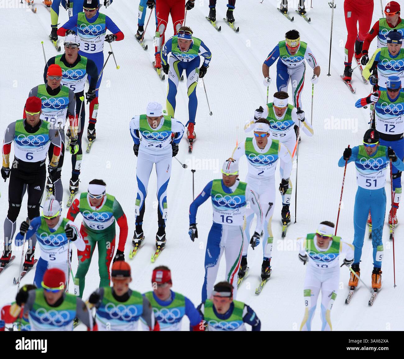 28 février 2010 - Whistler, BC, Canada - WHISTLER, BC : FÉVRIER 28, 2010 -- les compétiteurs prennent part au départ collectif masculin de 50 km au parc olympique de Whistler , à Whistler, en Colombie-Britannique, pendant les Jeux olympiques de 2010, le dimanche 28 février 2010. Le norvégien Petter Northug remporte la médaille d'or. (Peter J. Thompson / Canwest News Service) CNS-OLY-XCanada (image crédit : © CanWest/ZUMApress.com) Banque D'Images