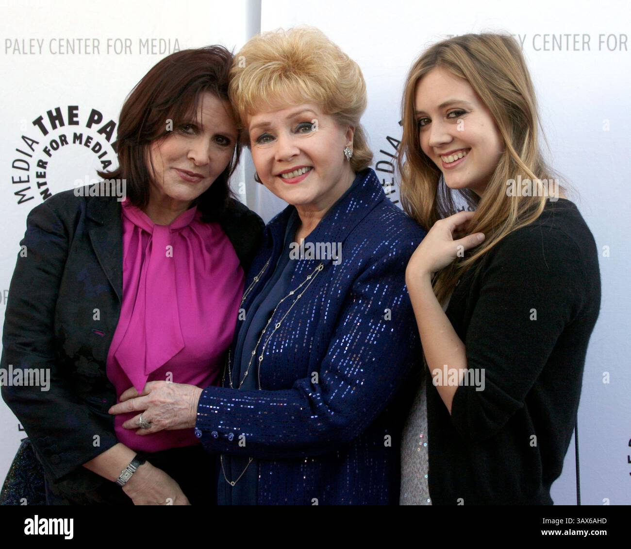 28 décembre 2016 - dossier - la légende hollywoodienne DEBBIE REYNOLDS, la chanteuse-actrice nommée aux Oscars qui était la mère de la défunte actrice Carrie Fisher, est décédée mercredi. Reynolds a été emmené d'urgence à l'hôpital après avoir subi un possible accident vasculaire cérébral. Elle avait 84 ans. Reynolds a été marié au père de Fisher, Eddie, pendant quatre ans entre 1955 et 1959. Elle est surtout connue pour son rôle dans Singin' in the Rain qu'elle a joué avec Gene Kelly à l'âge de 19 ans. Reynolds est décédée mercredi, un jour après que sa fille, Carrie Fisher, est décédée après une crise cardiaque sur un vol à destination de Los Angeles. Reynolds a remporté un Oscar de la meilleure actrice nominat Banque D'Images 28 décembre 2016 - dossier - la légende hollywoodienne DEBBIE REYNOLDS, la chanteuse-actrice nommée aux Oscars qui était la mère de la défunte actrice Carrie Fisher, est décédée mercredi. Reynolds a été emmené d'urgence à l'hôpital après avoir subi un possible accident vasculaire cérébral. Elle avait 84 ans. Reynolds a été marié au père de Fisher, Eddie, pendant quatre ans entre 1955 et 1959. Elle est surtout connue pour son rôle dans Singin' in the Rain qu'elle a joué avec Gene Kelly à l'âge de 19 ans. Reynolds est décédée mercredi, un jour après que sa fille, Carrie Fisher, est décédée après une crise cardiaque sur un vol à destination de Los Angeles. Reynolds a remporté un Oscar de la meilleure actrice nominat Banque D'Images