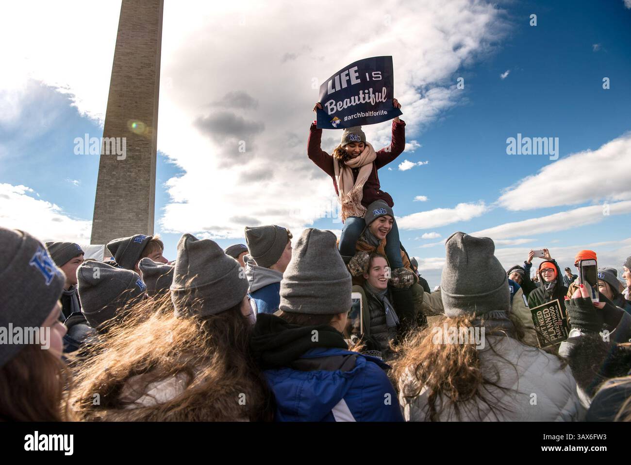 Le 27 janvier 2017 - Washington, District of Columbia, É.-U. - NELLIE ELLIOT, KONNER KREHBIEL et GARRET GOODSON, de haut en bas avec une affiche, tous de Kapaun Mt. Carmel Catholic High School à Wichita, Kansas, joignez-vous à des milliers de marcheurs pro-vie près du National Mall pendant le vendredi « Marche pour la vie ». (Crédit image : © Ken Cedeno/TNS via ZUMA Wire) Banque D'Images