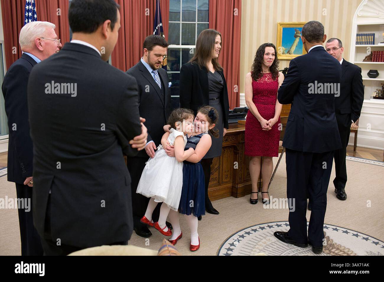 22 novembre 2013 - Washington, DC, États-Unis d'Amérique - le président américain Barack Obama s'entretient avec Mary Wall et sa famille au bureau ovale de la Maison Blanche le 22 novembre 2013 à Washington, DC. Barack Hussein Obama II (né le 4 août 1961) est le 44e président des États-Unis. Il est le premier Afro-américain à être élu et le premier président né en dehors des États-Unis contigus. Né à Honolulu, Hawaï, Obama est diplômé de l'Université Columbia et de la Harvard Law School. Il a travaillé comme avocat des droits civils et a enseigné le droit constitutionnel à th Banque D'Images