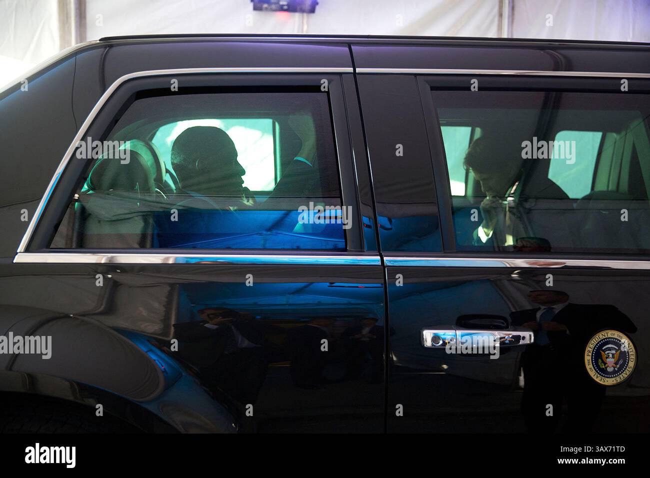 17 juillet 2014 - New York, NY, États-Unis d'Amérique - le président américain Barack Obama s'entretient au téléphone avec le premier ministre des pays-Bas Mark Rutte pour exprimer ses condoléances au peuple néerlandais pour la mort de citoyens néerlandais voyageant à bord du vol 17 de Malaysia Airlines depuis l'intérieur de la limousine présidentielle le 17 juillet 2014 à New York, NYL. Tony Blinken, conseiller adjoint à la sécurité nationale, est sur la droite. Barack Hussein Obama II (né le 4 août 1961) est le 44e président des États-Unis. Il est le premier Afro-américain à être élu et le premier président né à l'extérieur Banque D'Images