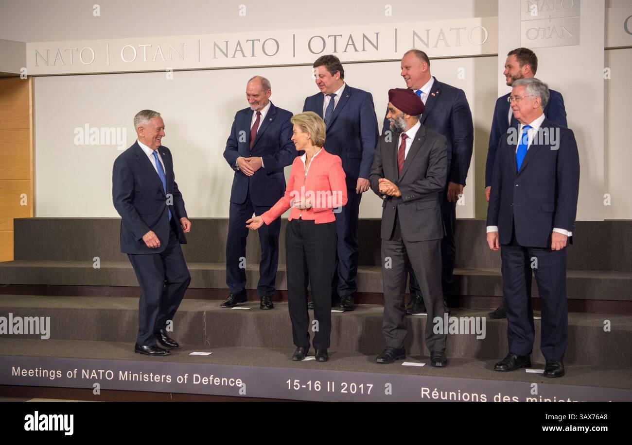 15 février 2017 - Bruxelles, Belgique - le secrétaire américain à la Défense Jim Mattis se joint à une photo de groupe avec ses collègues ministres dont les pays font partie de l'initiative de présence avancée renforcée de l'OTAN au siège de l'OTAN le 15 février 2017 à Bruxelles, Belgique. Dans son discours aux ministres de la Défense de l'OTAN, Mattis a fait écho à l'appel du président Trump aux alliés européens à dépenser davantage pour leurs armées et a souligné que les contributions américaines à l'alliance seront liées à ce que les autres pays dépensent. (Crédit image : © Tsgt. Brigitte N. Brantley/Planet Pix via ZUMA Wire) Banque D'Images