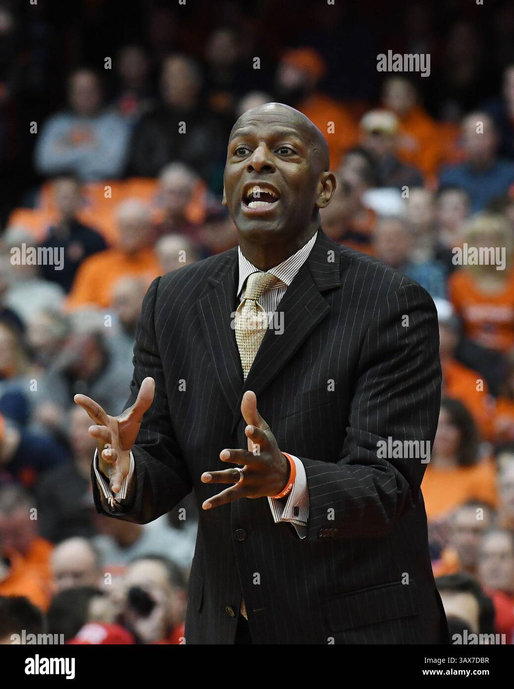 10 décembre 2016 : Joe Jones, entraîneur-chef de l'Université de Boston, réagit pendant la première moitié du match. Boston University à Syracuse University au Carrier Dome à Syracuse, NY. Photo par Alan Schwartz/Cal Sport Media(image de crédit : &copy ; Alan Schwartz/CSM via ZUMA Wire) Banque D'Images