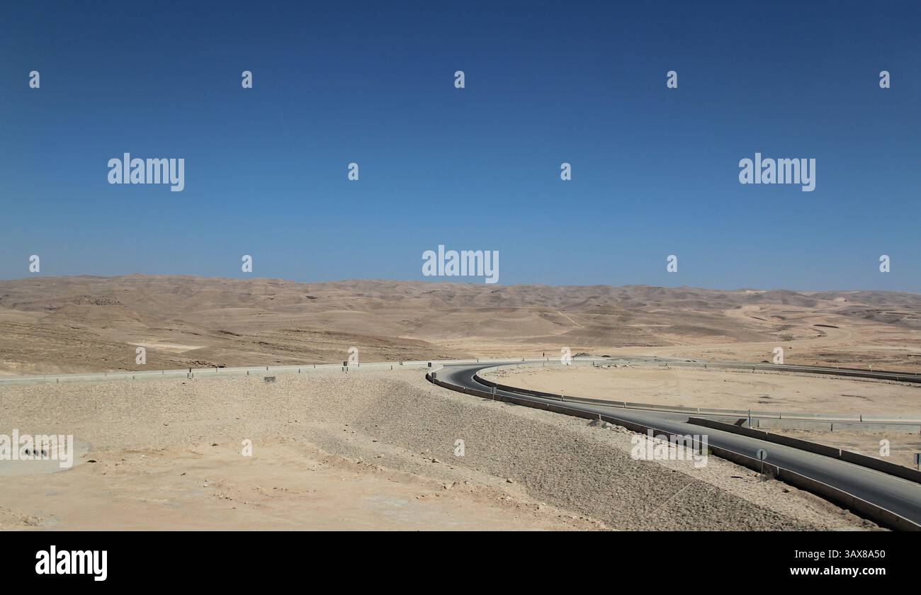 Paysage désertique avec l'autoroute sur le Road trip de Hurghada au Caire, Egypte Banque D'Images