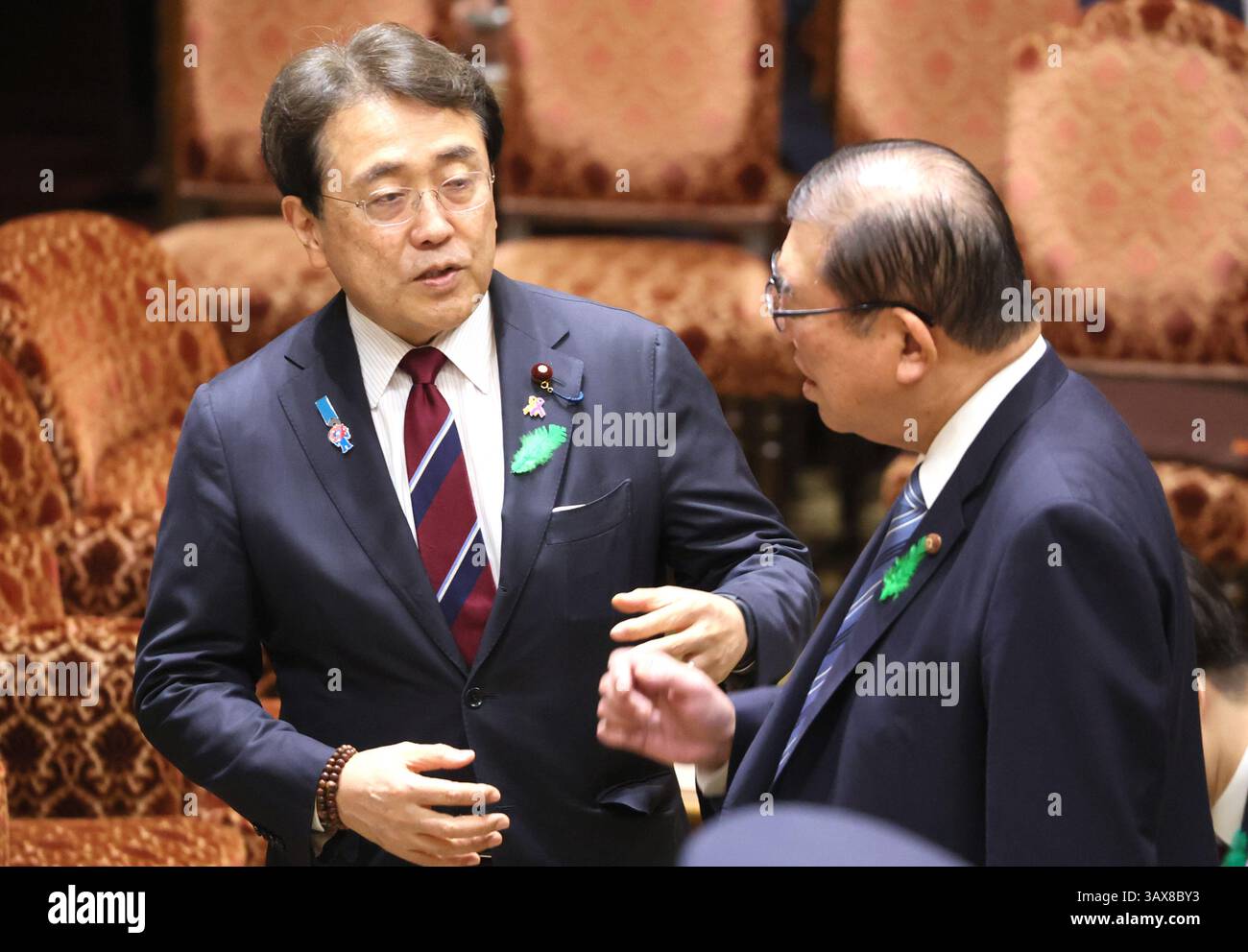 Tokyo, Japon. 21 avril 2025. Le ministre japonais de la sécurité économique et envoyé spécial du président américain Donald Trump Ryosei Akazawa (à gauche) discute avec le premier ministre Ministe Shigeru Ishiba (à droite) avant d'entamer la session du comité budgétaire de la Chambre haute à la Diète nationale à Tokyo le lundi 21 avril 2025. (Photo de Yoshio Tsunoda/AFLO) crédit : Aflo Co. Ltd./Alamy Live News Banque D'Images