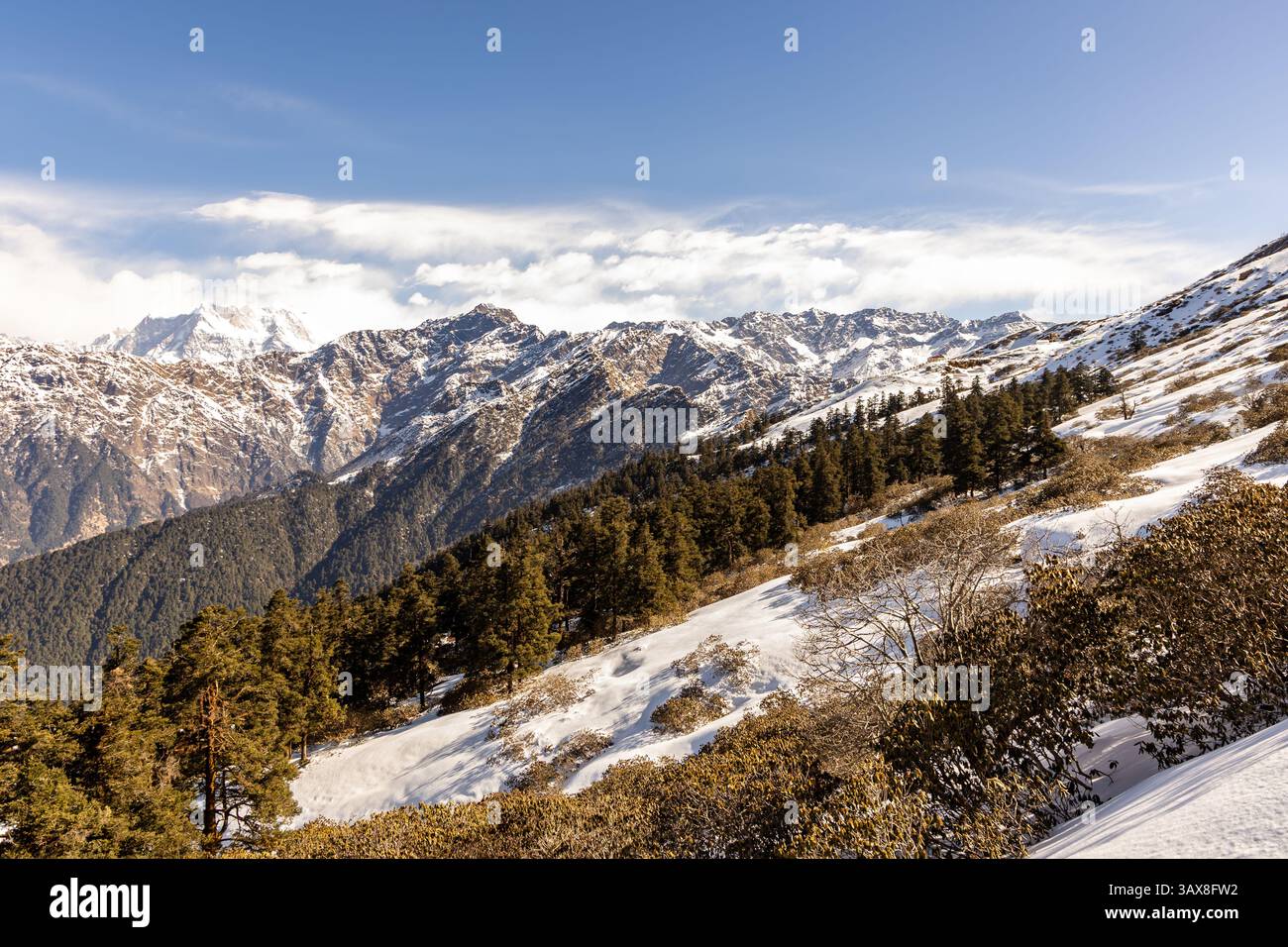vue imprenable de la chaîne de montagnes snowcap avec une image de ciel bleu nuageux lumineux est prise à chandrashila trek tungnath chopta uttarakhand inde. Banque D'Images vue imprenable de la chaîne de montagnes snowcap avec une image de ciel bleu nuageux lumineux est prise à chandrashila trek tungnath chopta uttarakhand inde. Banque D'Images