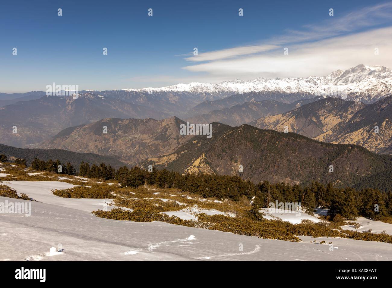 timelapse de vue imprenable sur la chaîne de montagnes snowcap avec un ciel bleu nuageux lumineux Banque D'Images timelapse de vue imprenable sur la chaîne de montagnes snowcap avec un ciel bleu nuageux lumineux Banque D'Images