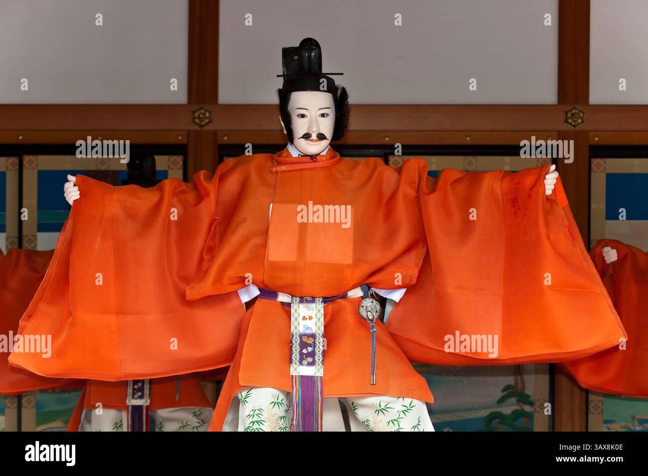 Mannequin aristocrate en costume de kimono orange exécutant la danse Azuma Asobi au palais impérial Kogosho (petit Gosho) à Kyoto, au Japon. Banque D'Images