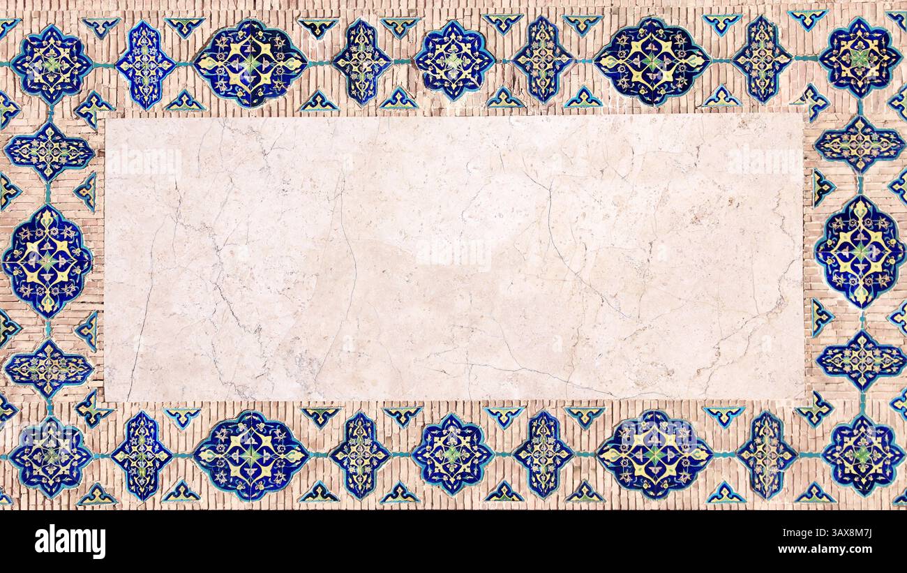 Détail du mur traditionnel en mosaïque persane avec ornement de tuiles. Fond horizontal ou vertical avec cadre en carreaux de céramique. Modèle de maquette. Copier l'espace Banque D'Images