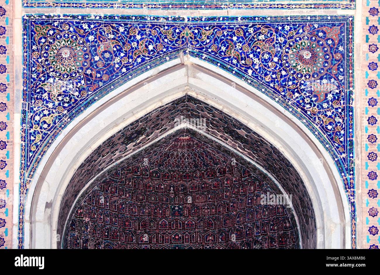 Célèbre monument - Ulugh Beg Madrasah sur la place Registan, Samarcande, Ouzbékistan. Arche avec ornement de tuiles dans la cour de Ulugh Beg Madrasa, Regista Banque D'Images