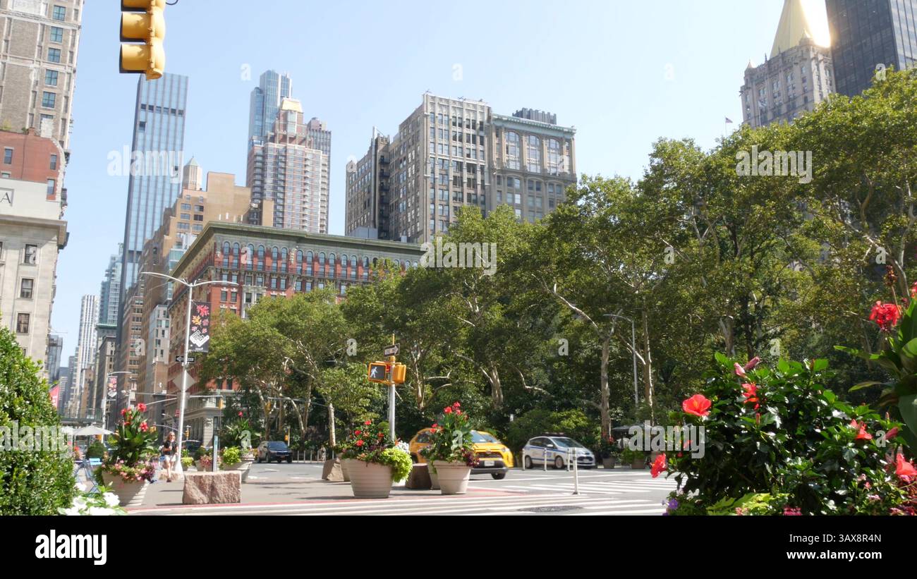 New York City, États-Unis - 6 septembre 2023 : Manhattan Midtown Broadway, 23 Street, 5 avenue Crossroad intersection. Worth Square près de Madison Park et Flatiron Building, États-Unis. Les gens. Voiture de taxi jaune Banque D'Images
