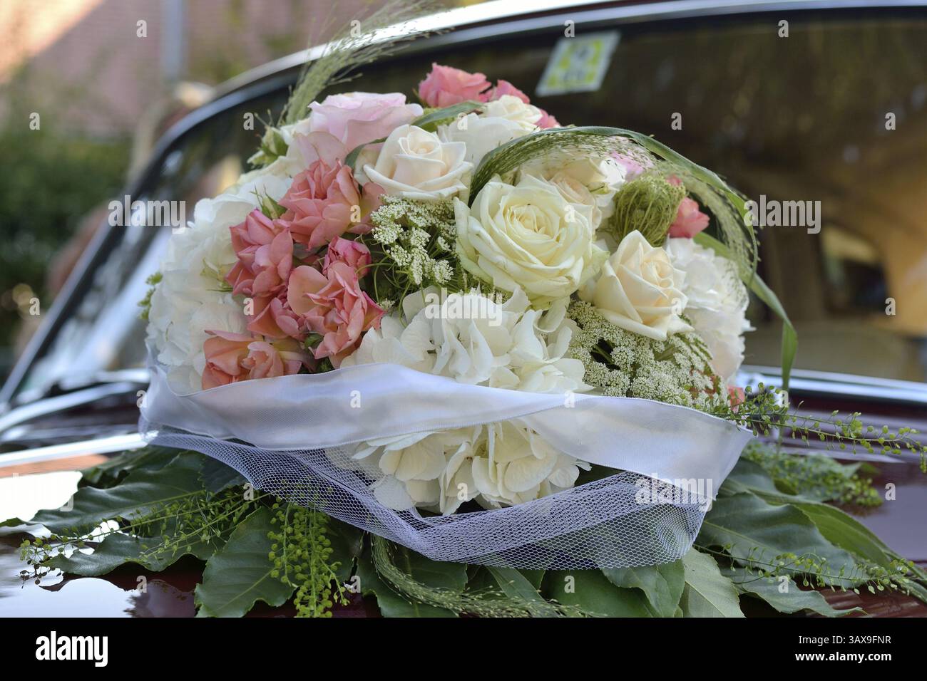 Bouquet festif de roses sur la voiture de mariage Banque D'Images
