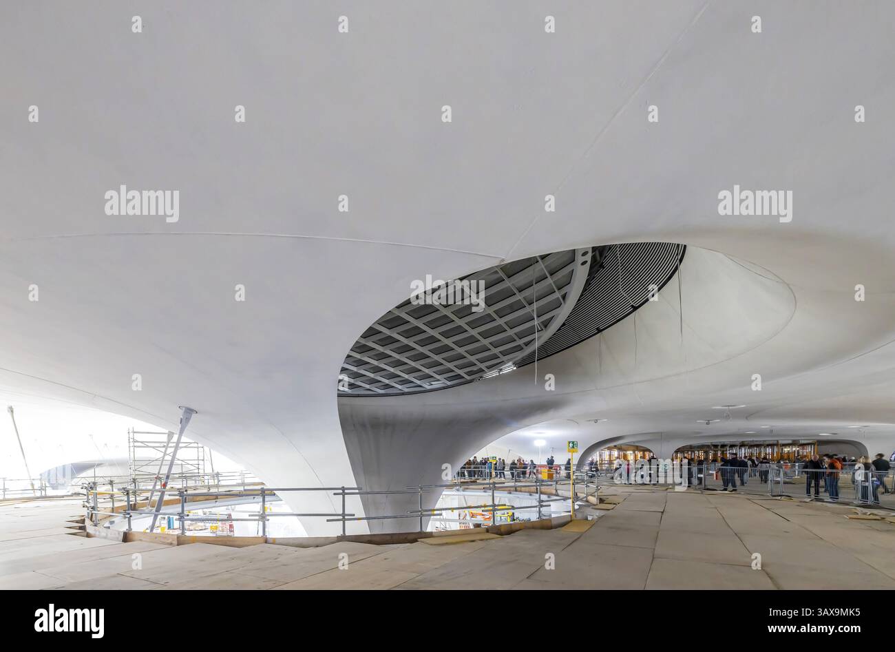 Les journées portes ouvertes sur le chantier de construction de la nouvelle gare principale ont commencé avec un grand intérêt public. Le site de construction peut encore être visité unti Banque D'Images