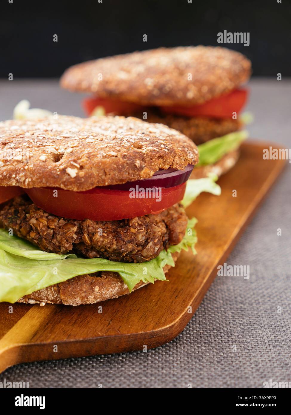 Lentilles, Burgers de noix sur les pains de blé entier Banque D'Images