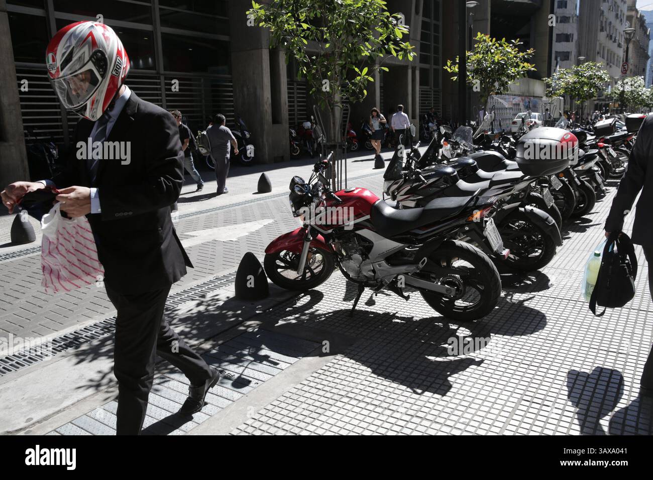 30 novembre 2016 - argentine - Calle Reconquista desde av. rivadavia hasta corrientes..Las motos en el microcentro estacionan sobre las veredas. Y transitan en contramano en las semipeatonales..foto : Soledad Aznarez/la Nacio (crédit image : © la Nacion/GDA via ZUMA Press) Banque D'Images 30 novembre 2016 - argentine - Calle Reconquista desde av. rivadavia hasta corrientes..Las motos en el microcentro estacionan sobre las veredas. Y transitan en contramano en las semipeatonales..foto : Soledad Aznarez/la Nacio (crédit image : © la Nacion/GDA via ZUMA Press) Banque D'Images