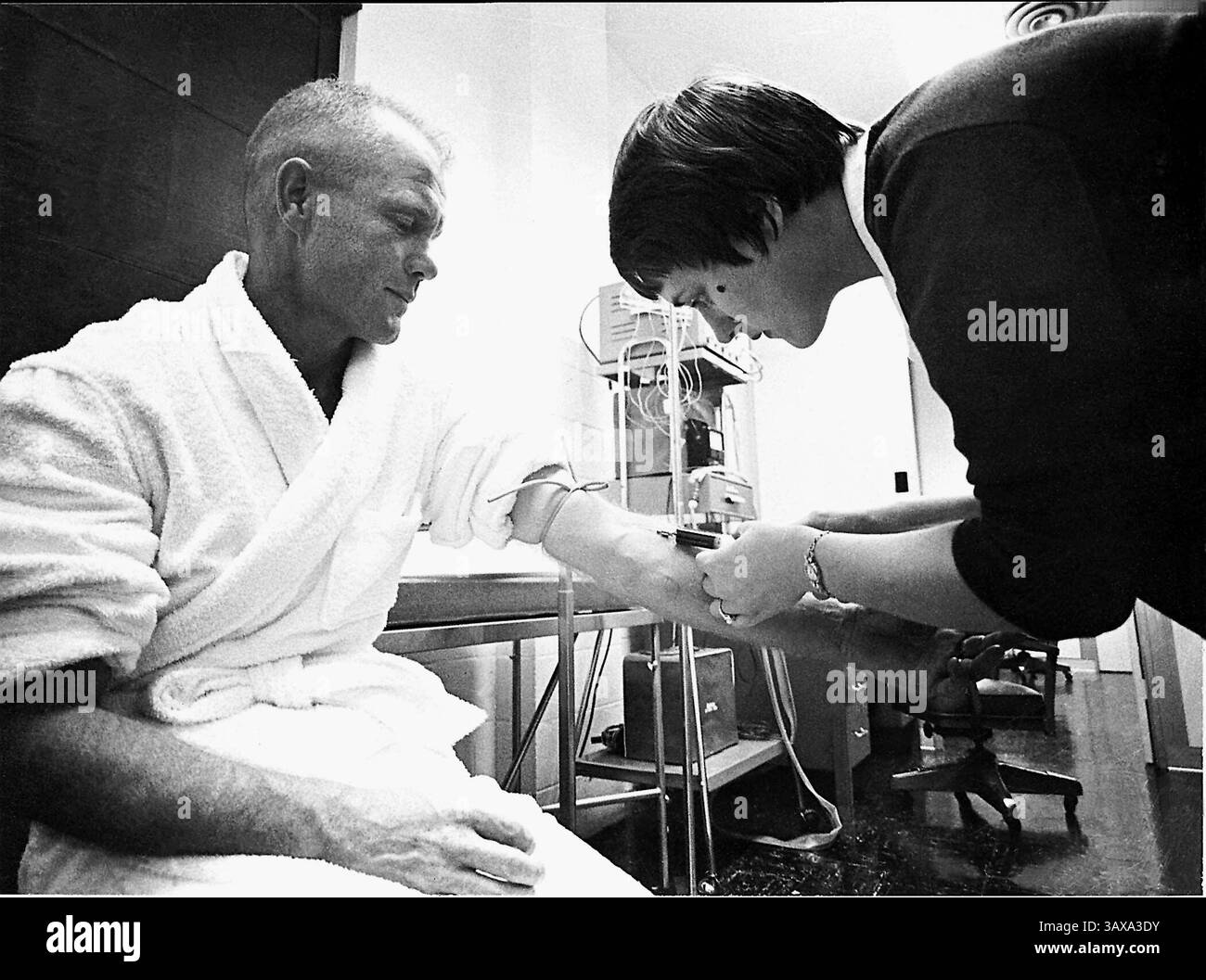 Le 5 juillet 1961 - Cape Canaveral, Floride, États-Unis d'Amérique - L'astronaute John H. Glenn Jr. a reçu un échantillon de sang prélevé par l'infirmière astronaute Delores B. O'Hara, R.N., au laboratoire d'aéromédical de Cape Canaveral, Floride, le 5 juillet 1961. . Crédit : NASA via CNP (crédit image : © NASA/CNP via ZUMA Wire) Banque D'Images