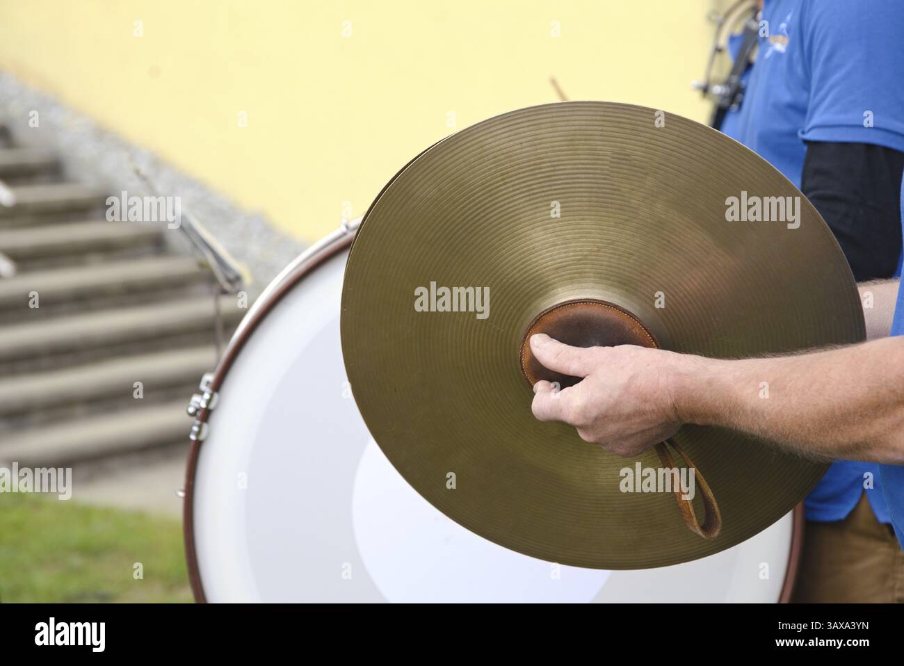 Les musiciens jouent avec la cymbale d'orchestre et la grosse caisse - beat et rythme Banque D'Images