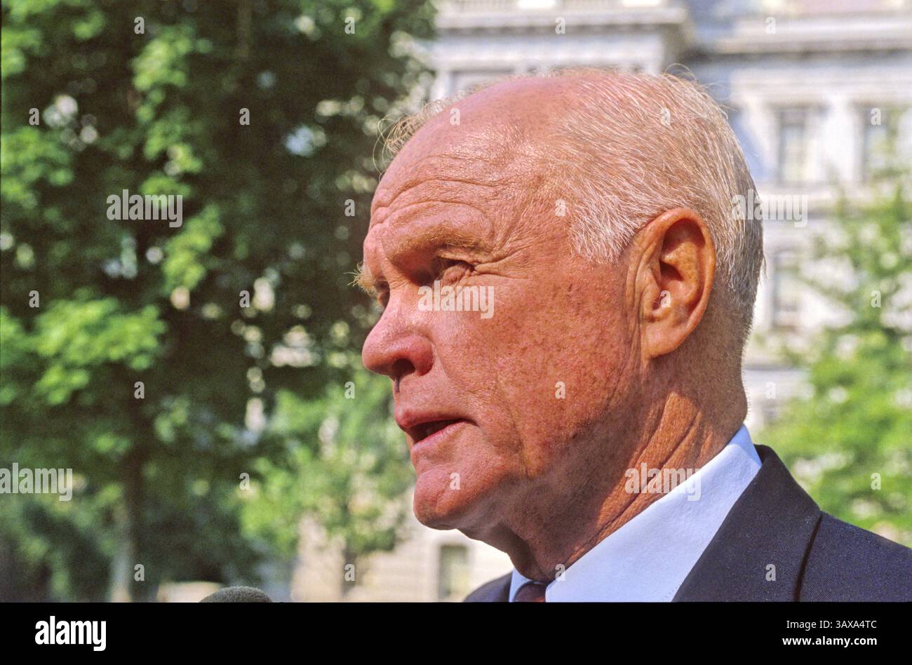 27 février 2011 - Washington, District of Columbia, États-Unis d'Amérique - le sénateur américain John H. Glenn, Jr. (démocrate de l'Ohio) parle aux journalistes alors qu'il quitte la Maison Blanche à Washington, DC après son petit déjeuner avec le président américain George H.W. Bush pour discuter de la crise du golfe Persique le 5 septembre 1990..crédit : Ron Sachs / CNP (crédit image : © Ron Sachs/CNP via ZUMA Wire) Banque D'Images