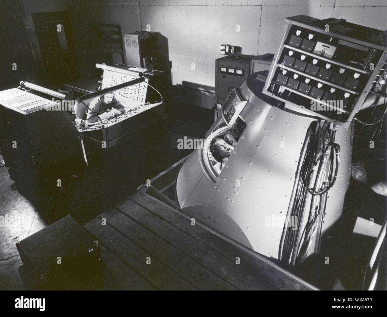 8 décembre 2016 - (photo) - John Glenn, le premier américain à orbiter autour de la Terre et ancien sénateur américain et héros de guerre, est mort. Il avait 95 ans. PHOTO : test de gravité. (Crédit image : © NASA/ZUMAPRESS.com) Banque D'Images