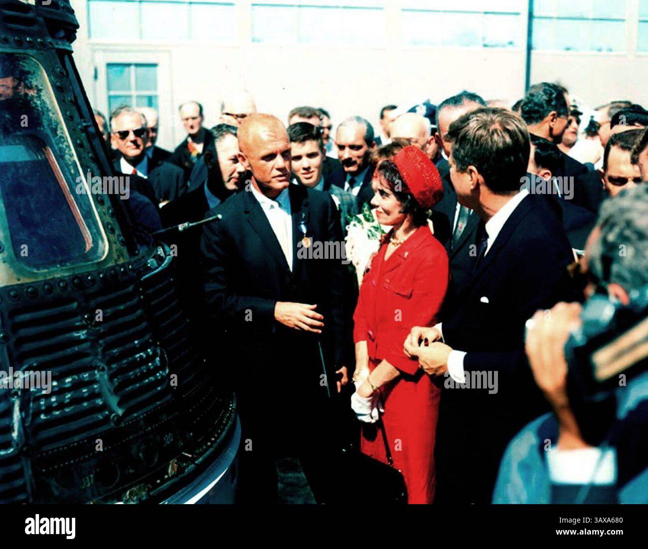 8 décembre 2016 - (photo) - John Glenn, le premier américain à orbiter autour de la Terre et ancien sénateur américain et héros de guerre, est mort. Il avait 95 ans. PHOTO : 23 février 1962 - John Glenn décrit son Friendship 7 Mercury Spacecraf (crédit image : © NASA/ZUMAPRESS.com) Banque D'Images