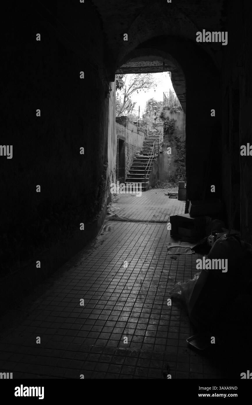 Hall d'entrée d'une maison abandonnée avec un escalier en arrière-plan Banque D'Images