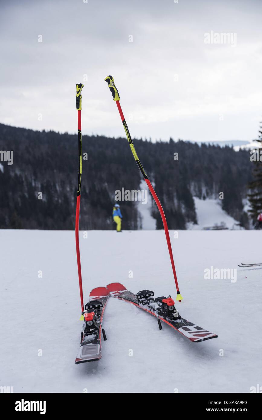 Bâtons de ski et skis dans la neige - skieur prend une pause Banque D'Images
