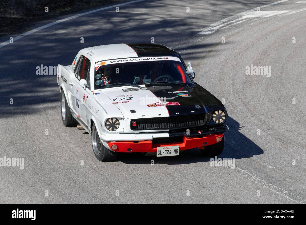 Le Valtin, France - vue sur une Ford Mustang conduisant sur une route. Banque D'Images