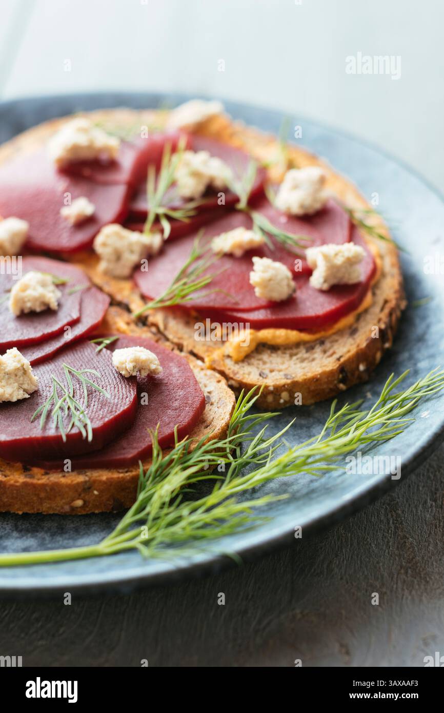 Betteraves pickled sur Toast avec Vegan Feta Banque D'Images