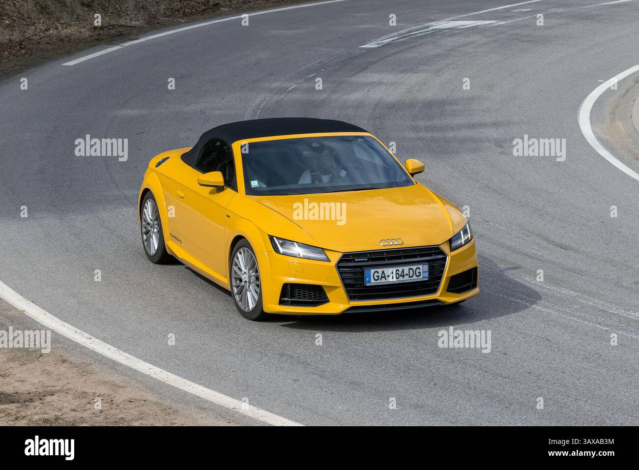 Le Valtin, France - 9 avril 2025 : vue sur une Audi TT Cabriolet jaune conduisant sur une route. Banque D'Images