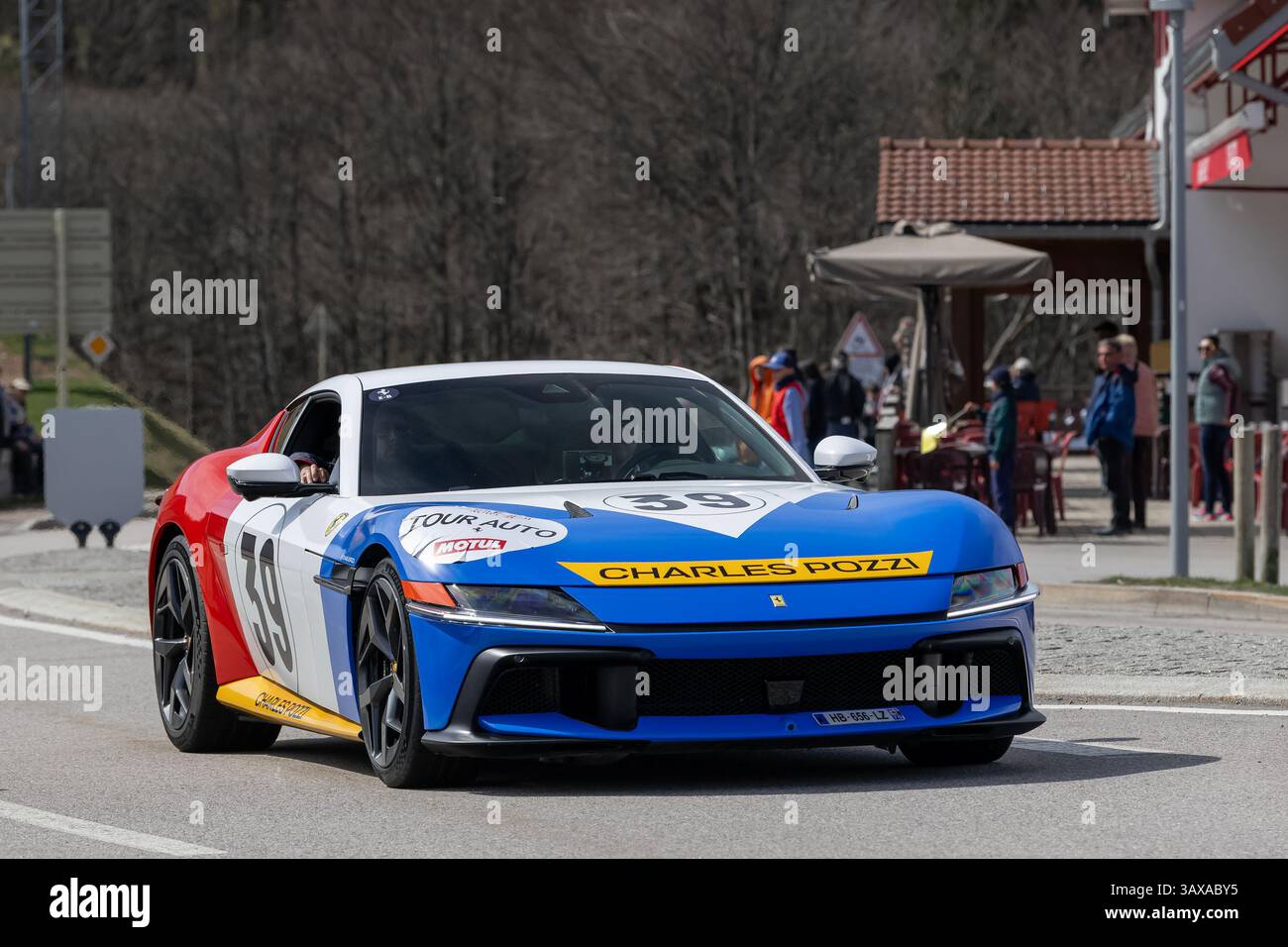 Le Valtin, France - vue sur une Ferrari 12Cilindri conduisant sur une route. Banque D'Images