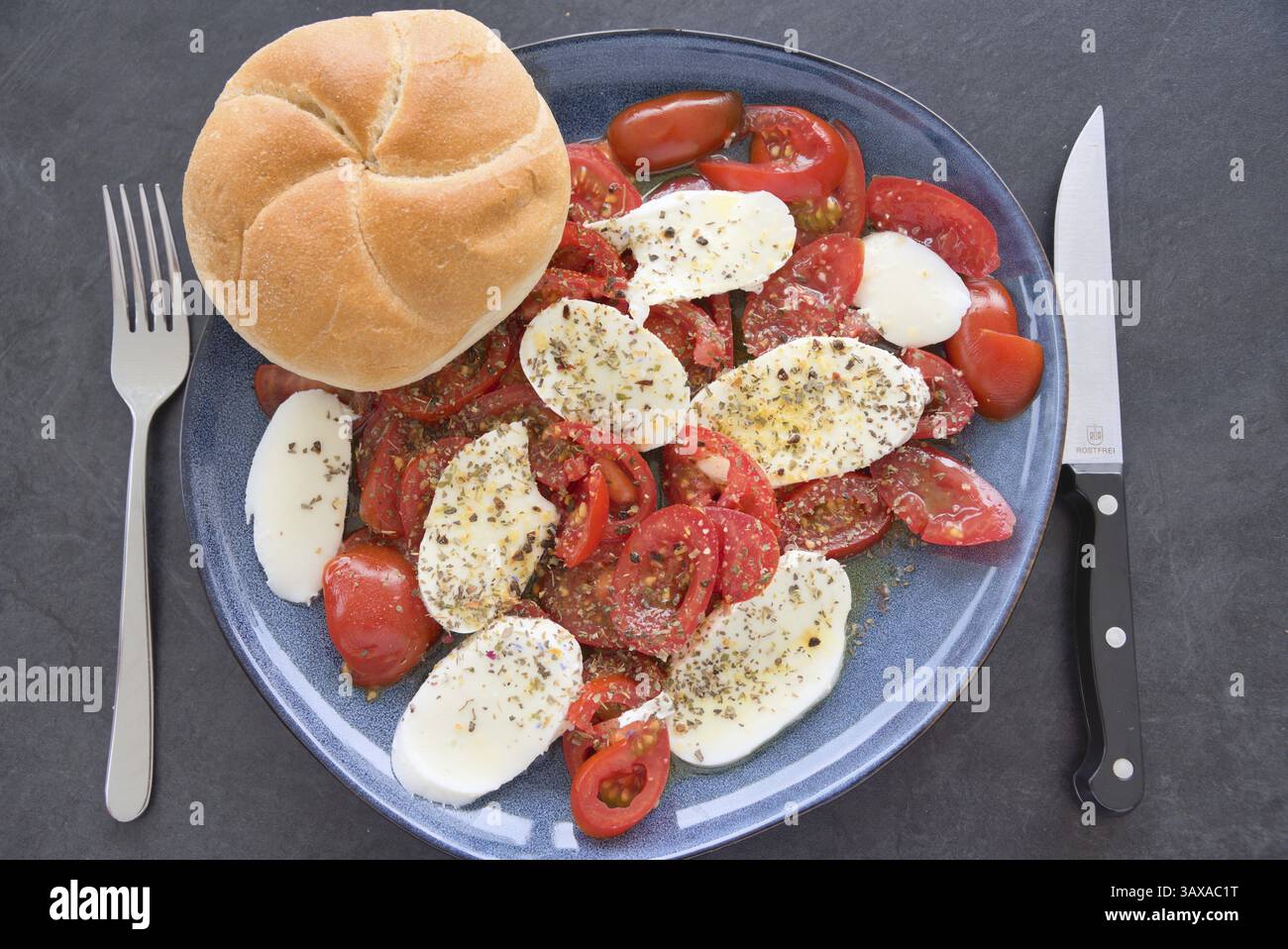 Plat froid avec tomates, mozzarella et petits pains - entrée Banque D'Images