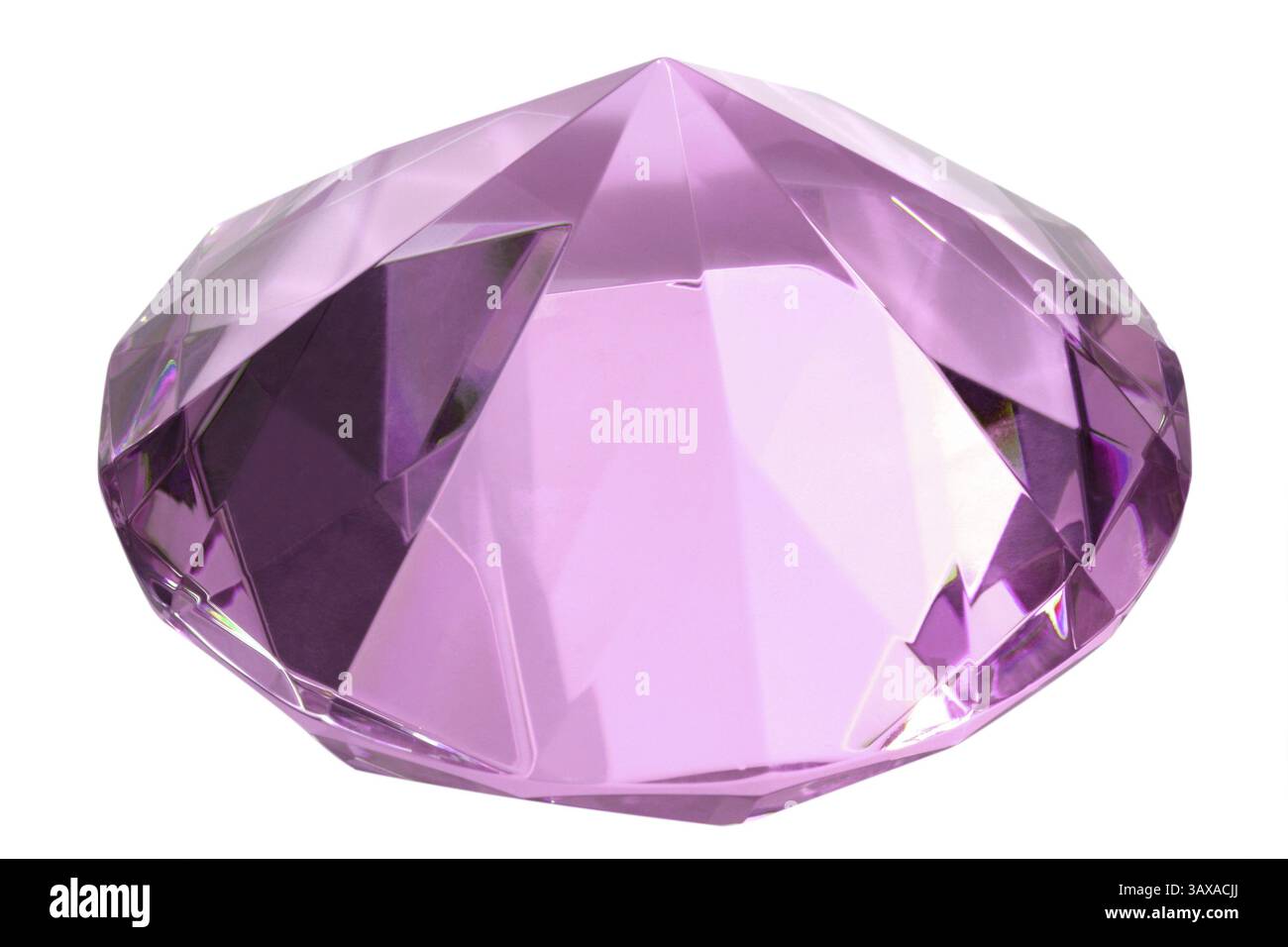 Pierre de verre taillée en forme de diamant - découpée sur un fond blanc Banque D'Images