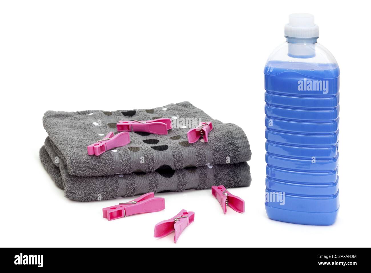 Bouteille de détergent à lessive bleu près des serviettes éponges avec pinces à linge bouteille de détergent à lessive bleu près de la pile de serviettes avec pinces à linge Banque D'Images