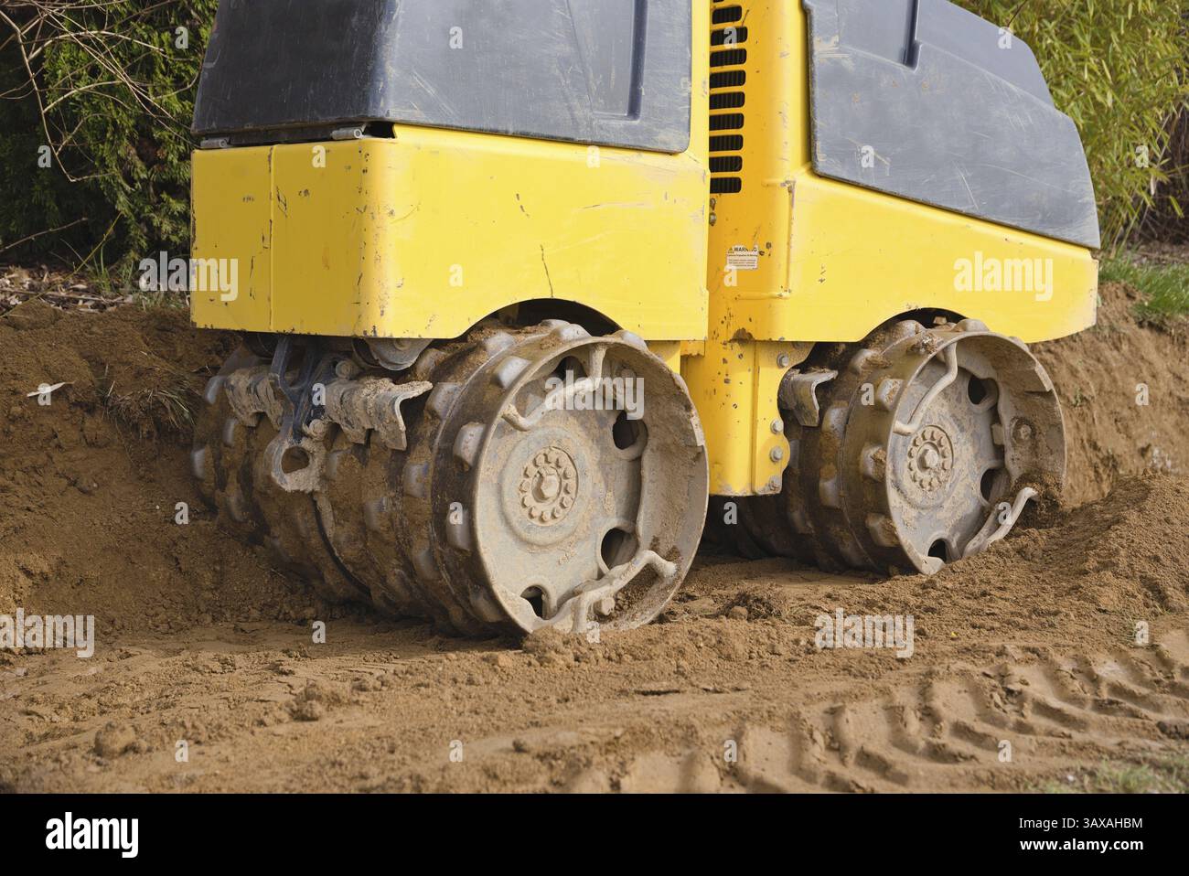 Rouleau de tranchée pour le compactage du sol sur le chantier - engin de chantier Banque D'Images