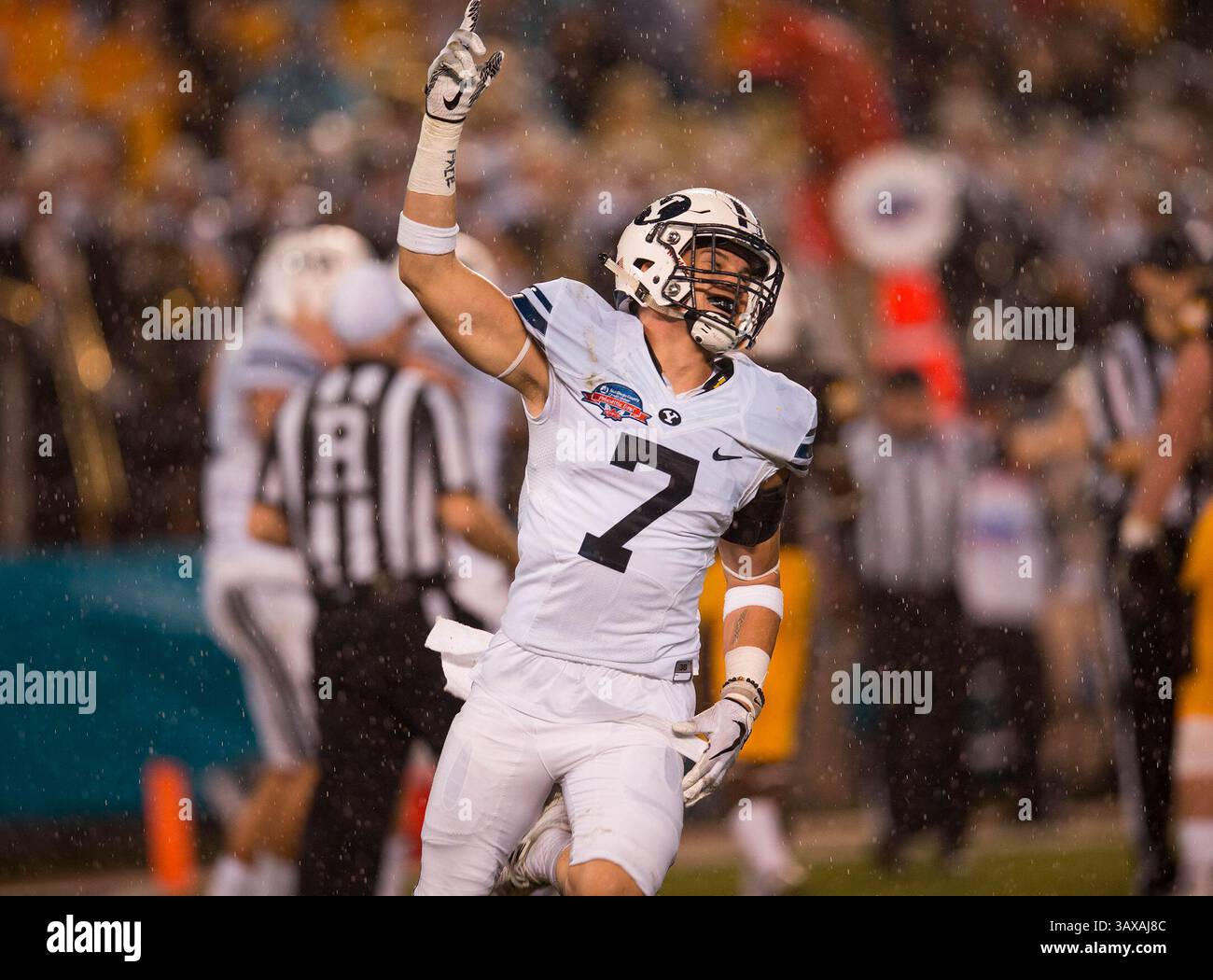 21 décembre 2016 San Diego, CA...le quarterback de BYU (7) Taysom Hill célèbre après avoir marqué un touchdown lors du match BYU Cougars vs Wyoming Cowboys le mercredi 21 décembre 2016 au San Diego County Credit Union Poinsettia Bowl à San Diego, CA. BYU a battu le Wyoming 24-21. (Crédit obligatoire : Juan Lainez / MarinMedia.org / Cal Sport Media) (photographe complet, et crédit requis)(crédit image : &copy ; Juan Lainez / Marinmedia. Org/C/CSM via ZUMA Wire) Banque D'Images