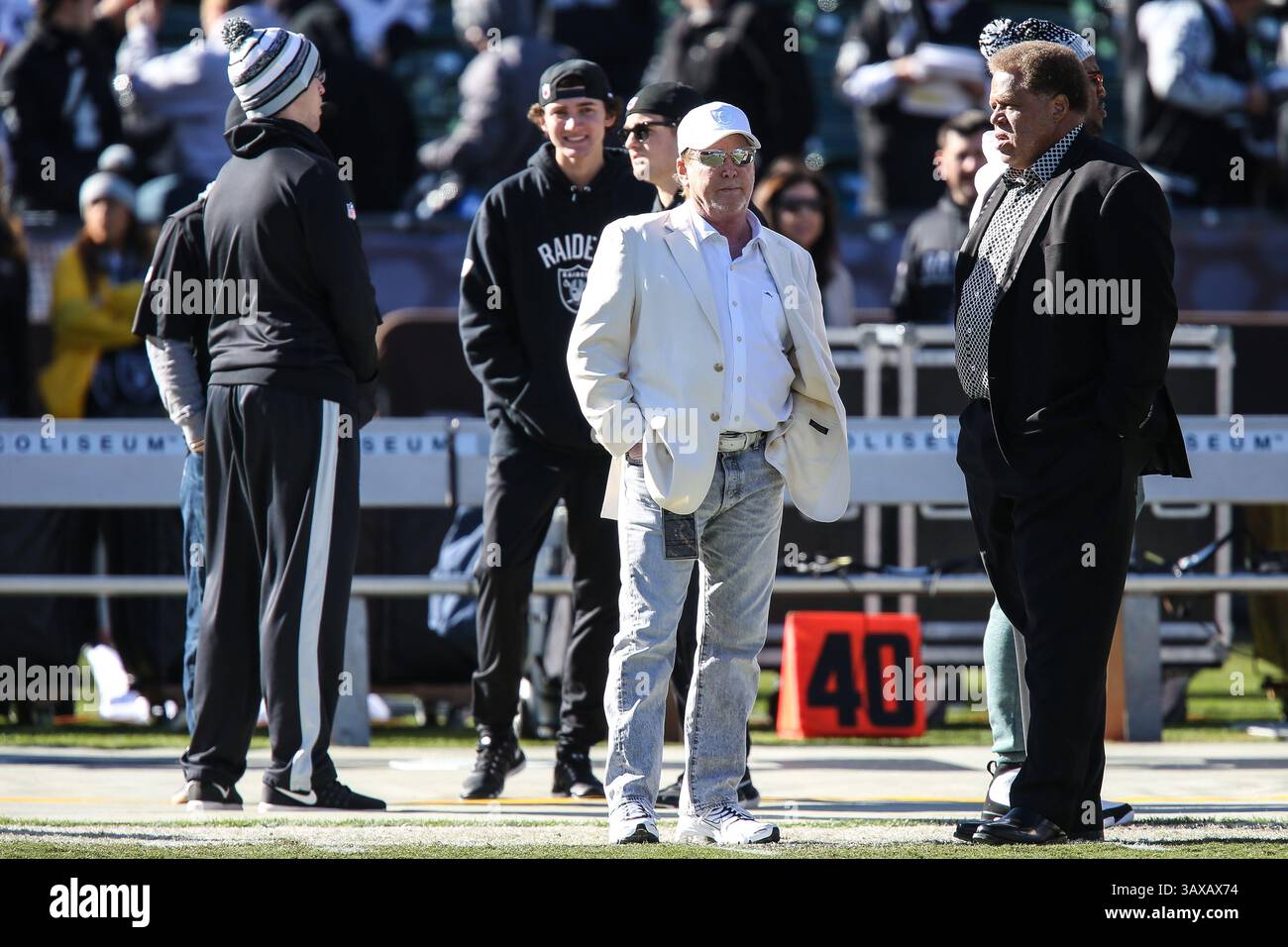 24 décembre 2016 : Mark Davis, propriétaire des Oakland Raiders, et le GM Reggie McKenzie sont sur la touche avant le début du match de football NFL entre les Colts d'Indianapolis et les Oakland Raiders au Oakland-Alameda County Coliseum à Oakland, en Californie. Christopher Trim/CSM. (Image de crédit : &copy ; Christopher Trim/CSM via ZUMA Wire) Banque D'Images