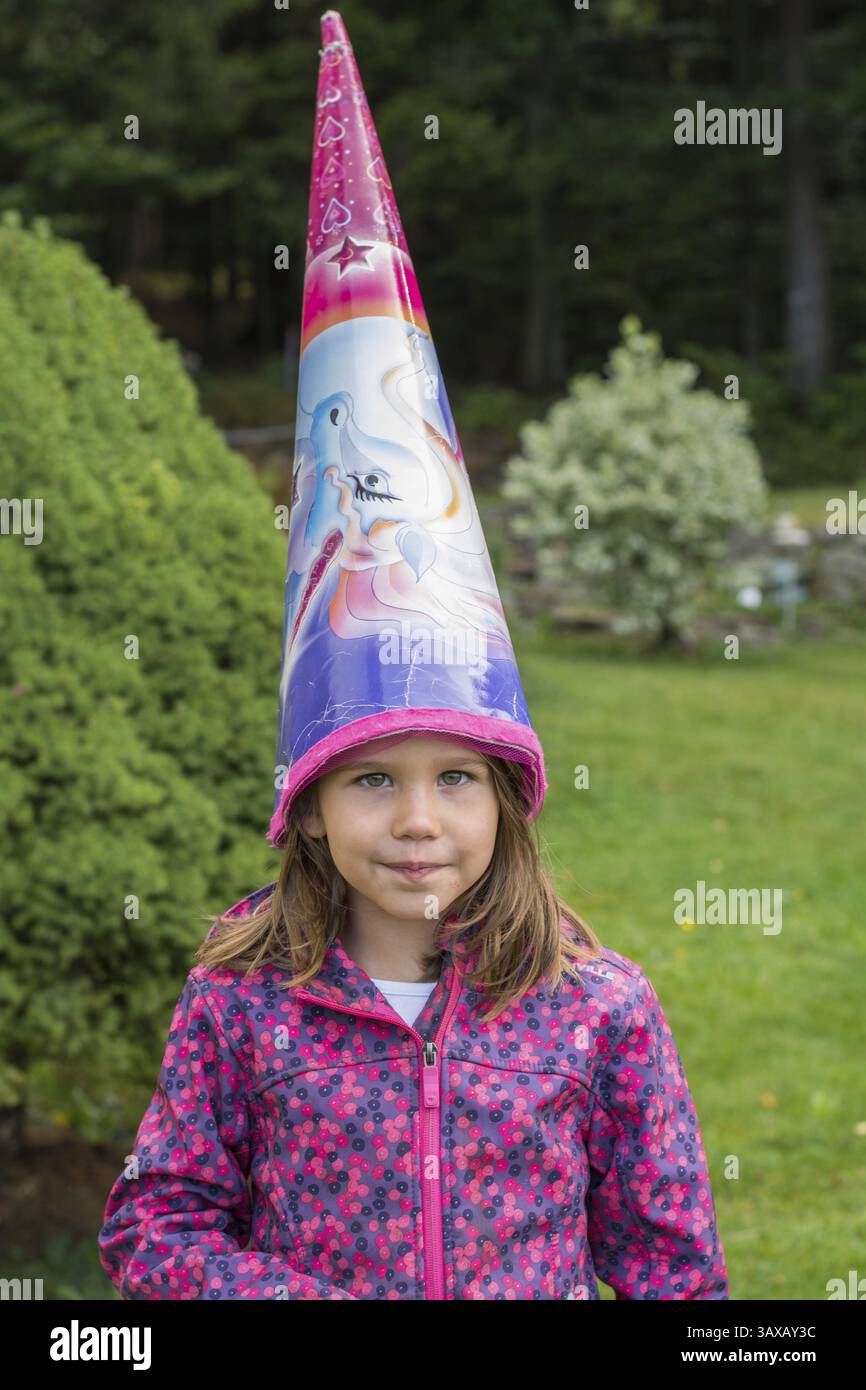 Écolier met brièvement son sac d'école sur la tête au début de l'école, Autriche, Europe Banque D'Images