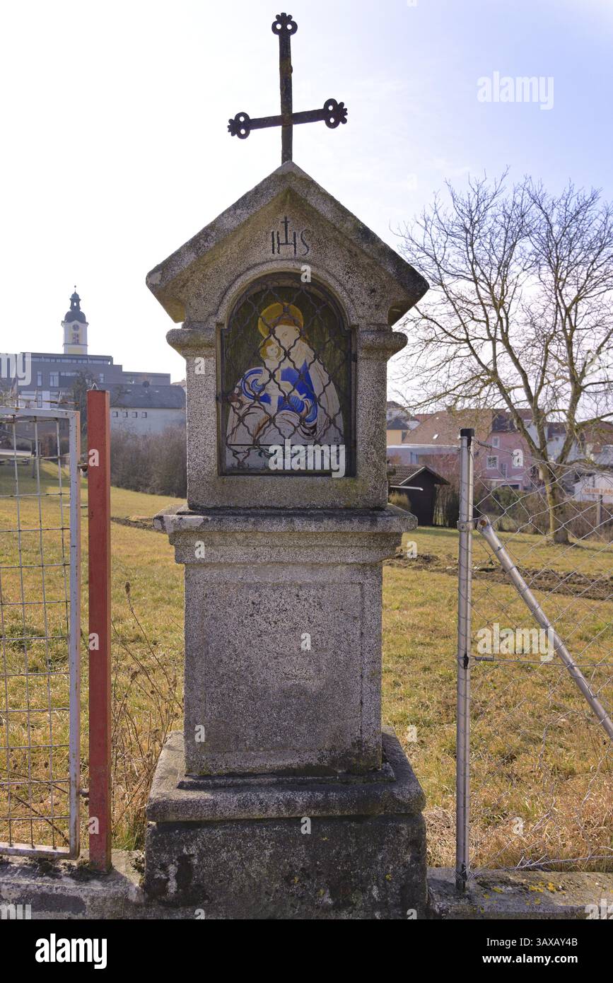 Ancien sanctuaire en bordure de chemin avec peinture de Marie et de l'enfant Jésus Banque D'Images
