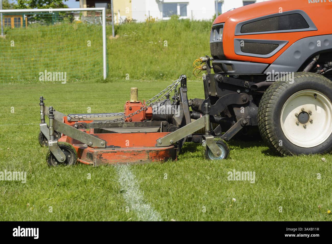 La pelouse sur le terrain de football est coupée avec un tracteur de pelouse Banque D'Images