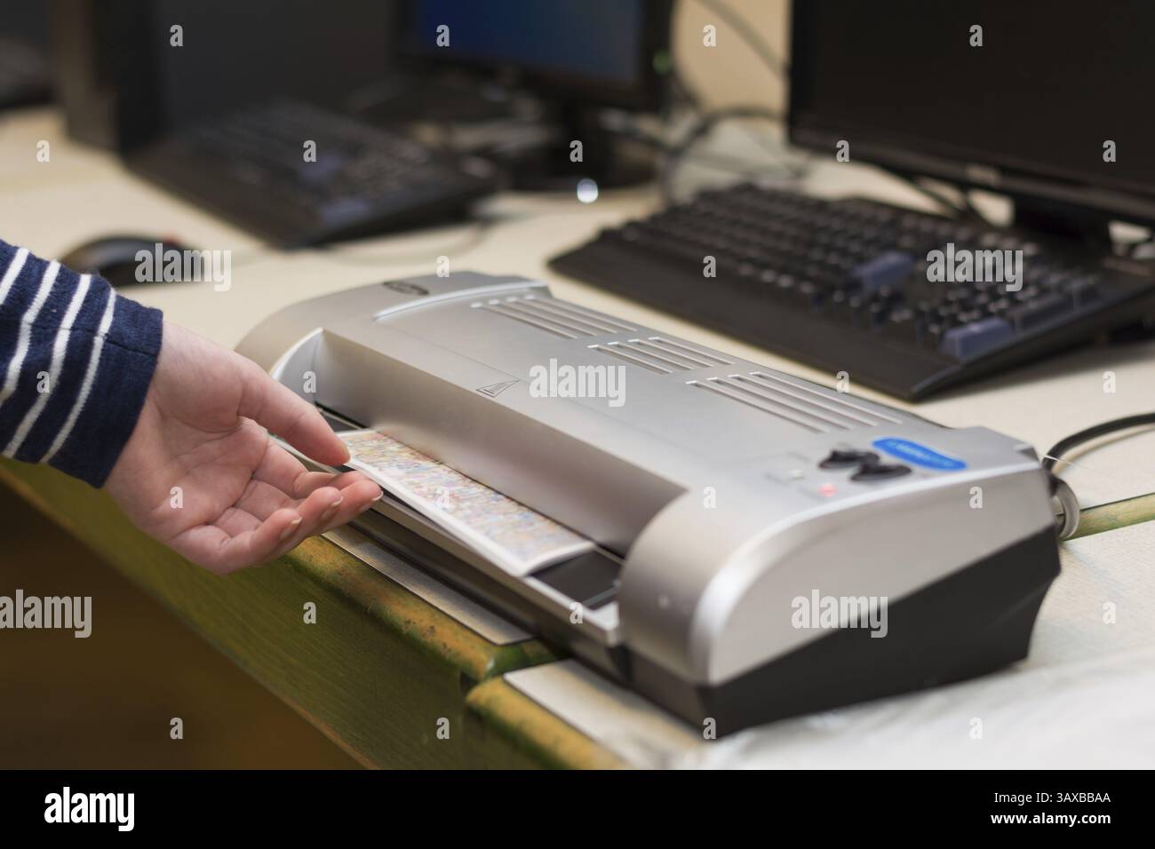 Personne plastifiant un tirage illustré Banque D'Images