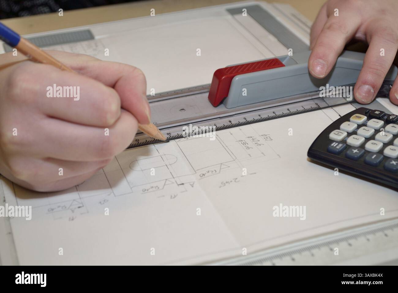 Personne dessinant sur la planche à dessin - gros plan Banque D'Images