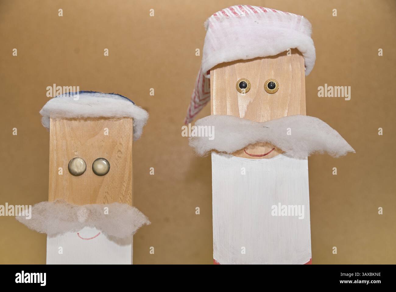 Deux petits hommes drôles avec des moustaches et des chapeaux pointus - figurines décoratives Banque D'Images