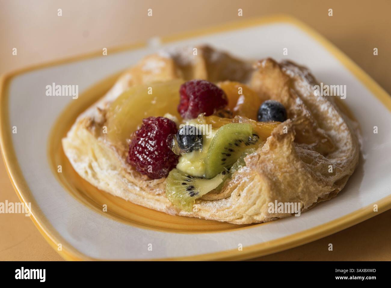 Savoureuses pâtisseries danoises servies avec des fruits en dessert Banque D'Images