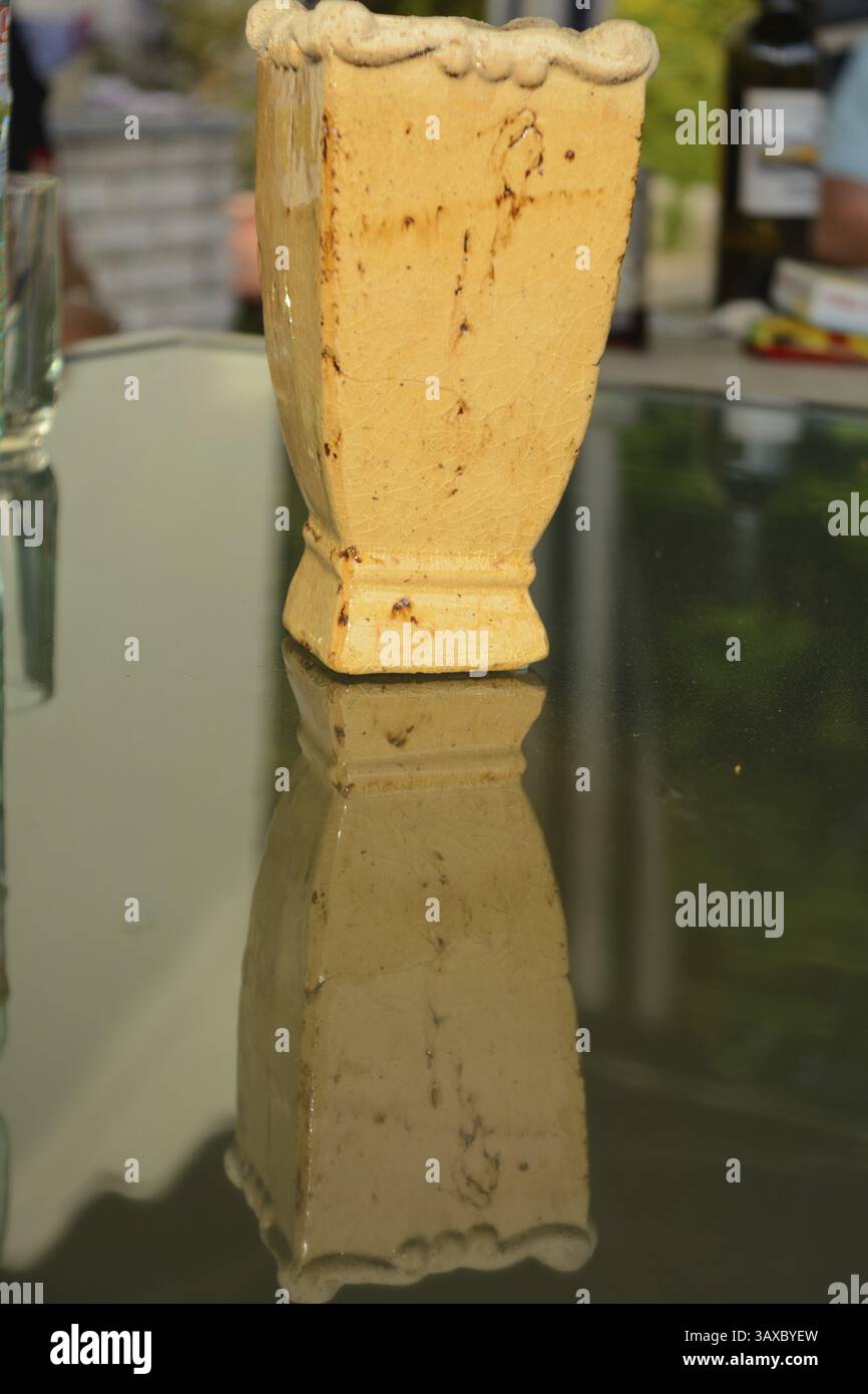 Ancien vase et sa réflexion sur une table - close-up Banque D'Images