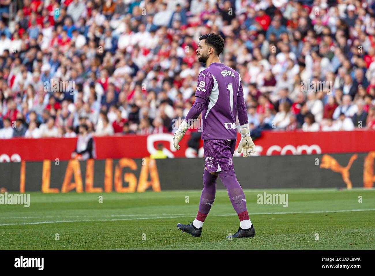 Antonio Sivera (gardien du Deportivo Alaves) lors du match de LaLiga entre Sevilla FC et Deportivo Alaves, à Sanchez Pizjuan le 20 avril 2025 à Sevi Banque D'Images