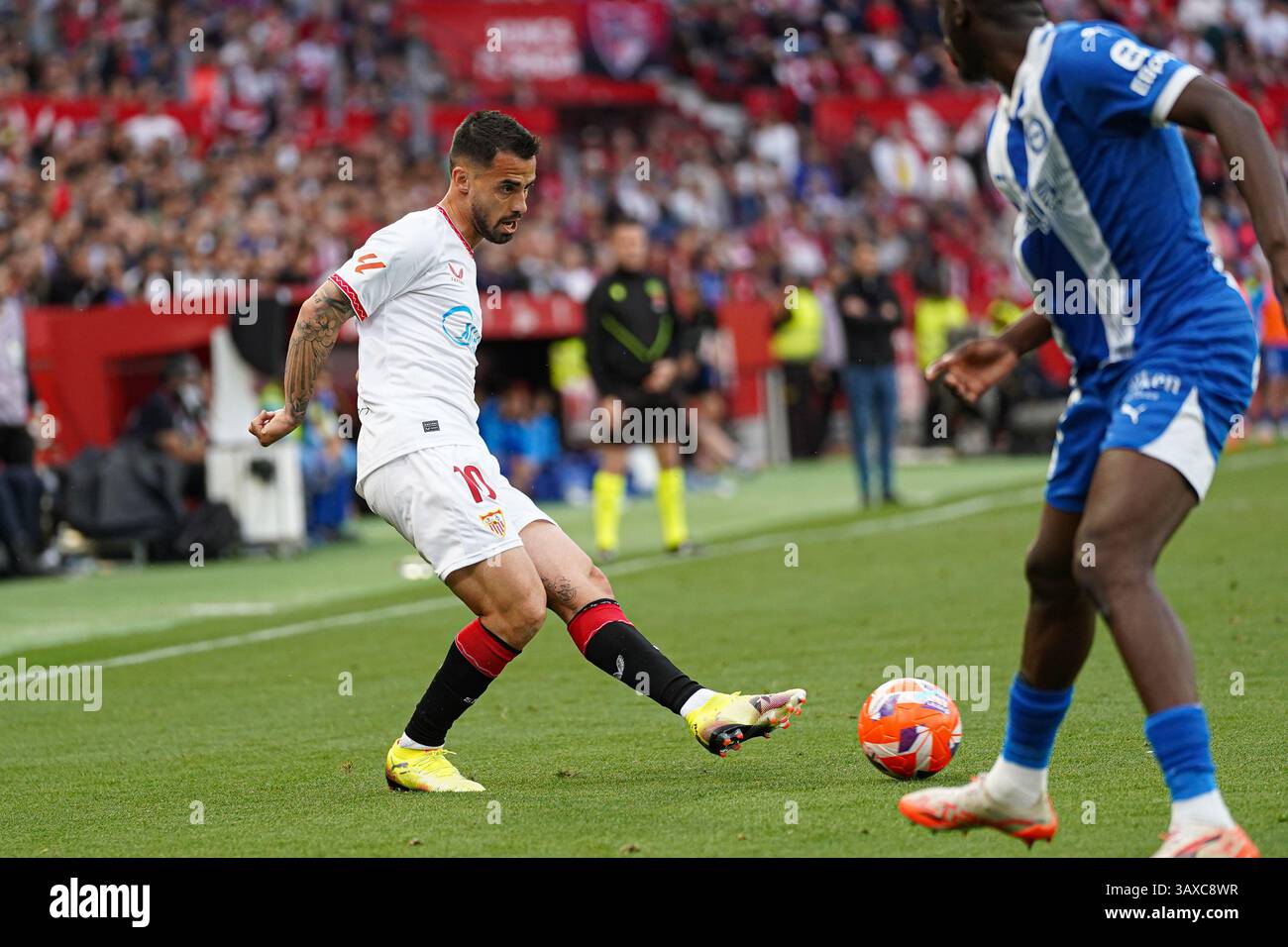 Suso (Sevilla FC) passe le ballon lors du match de LaLiga entre Sevilla FC et Deportivo Alaves, à Sanchez Pizjuan le 20 avril 2025 à Séville, Espagne Banque D'Images