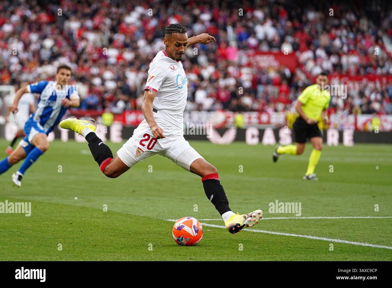 Djibril Sow (Sevilla FC) tire le ballon lors du match de LaLiga entre Sevilla FC et Deportivo Alaves, à Sanchez Pizjuan le 20 avril 2025 à Séville, Banque D'Images